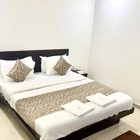 Hotel Dev Palace Ahmedabad Buitenkant foto