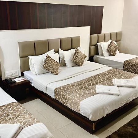 Hotel Dev Palace Ahmedabad Buitenkant foto