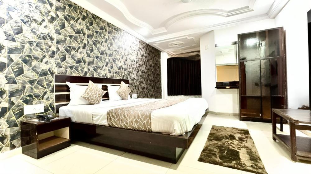 Hotel Dev Palace Ahmedabad Buitenkant foto