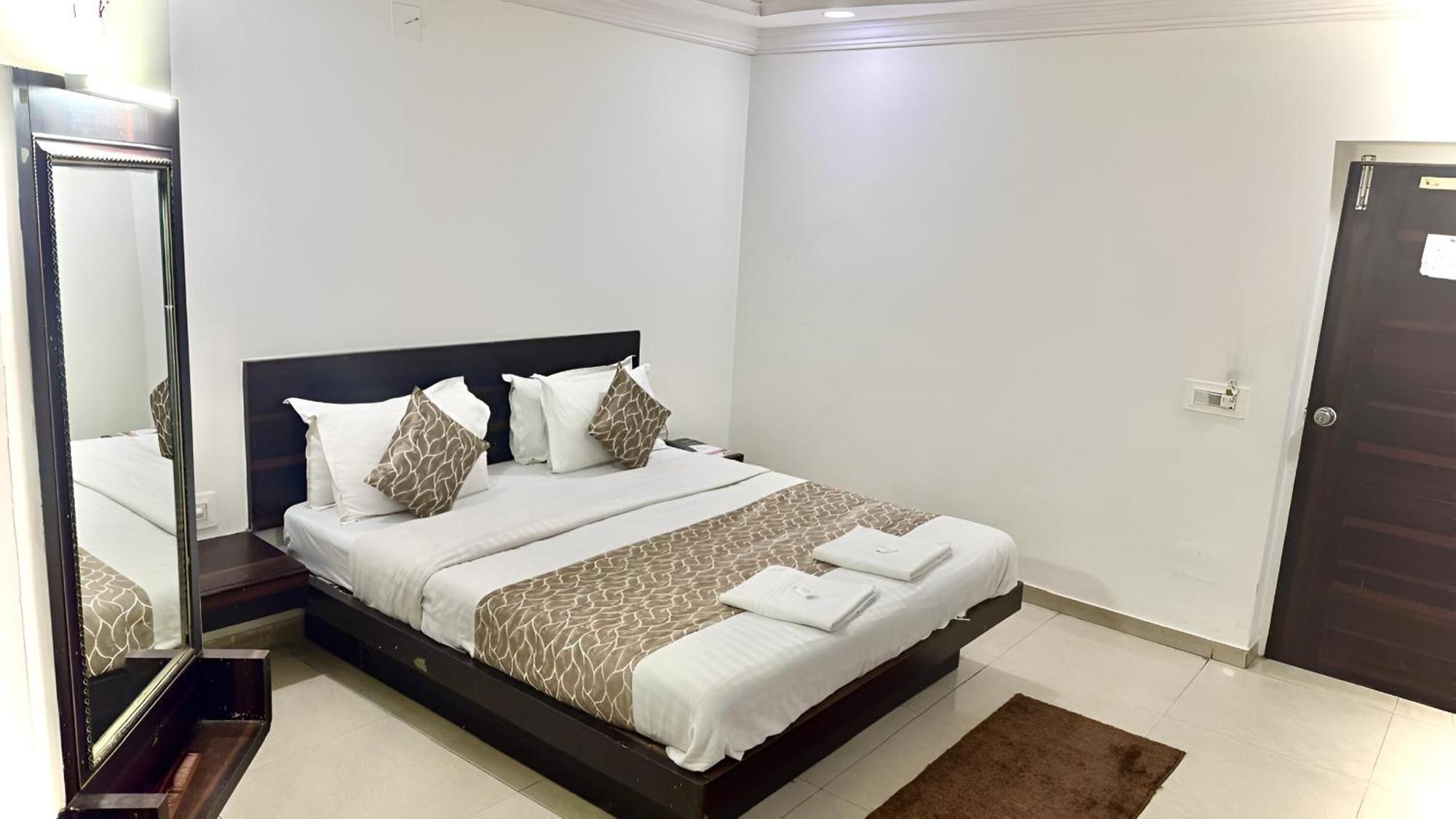 Hotel Dev Palace Ahmedabad Buitenkant foto