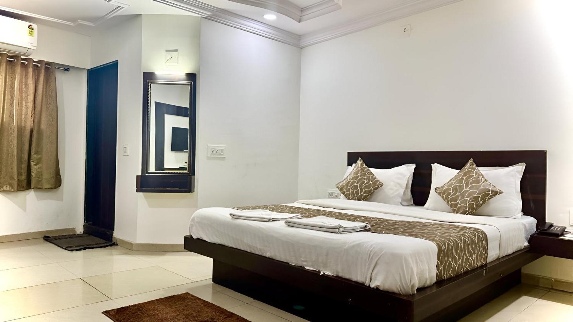 Hotel Dev Palace Ahmedabad Buitenkant foto