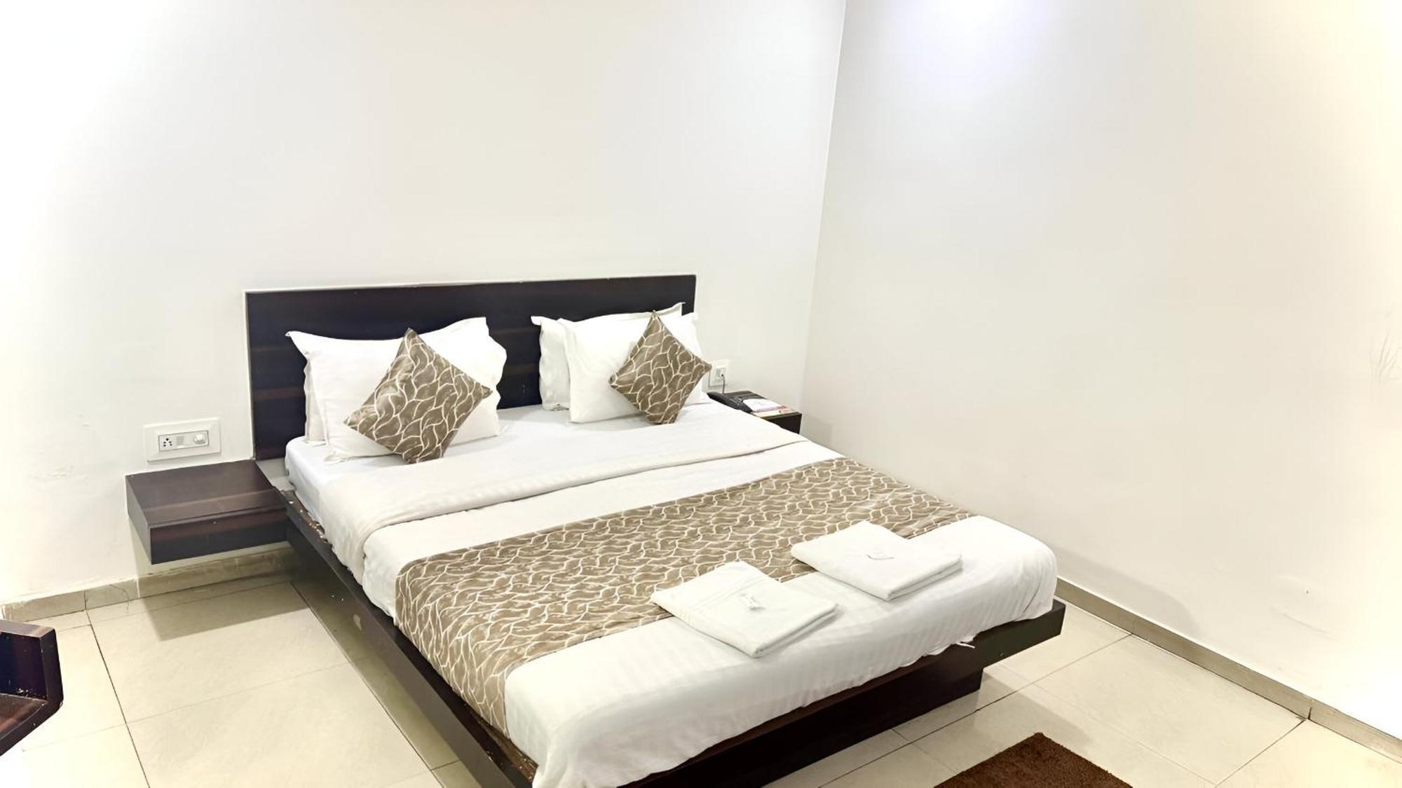 Hotel Dev Palace Ahmedabad Buitenkant foto