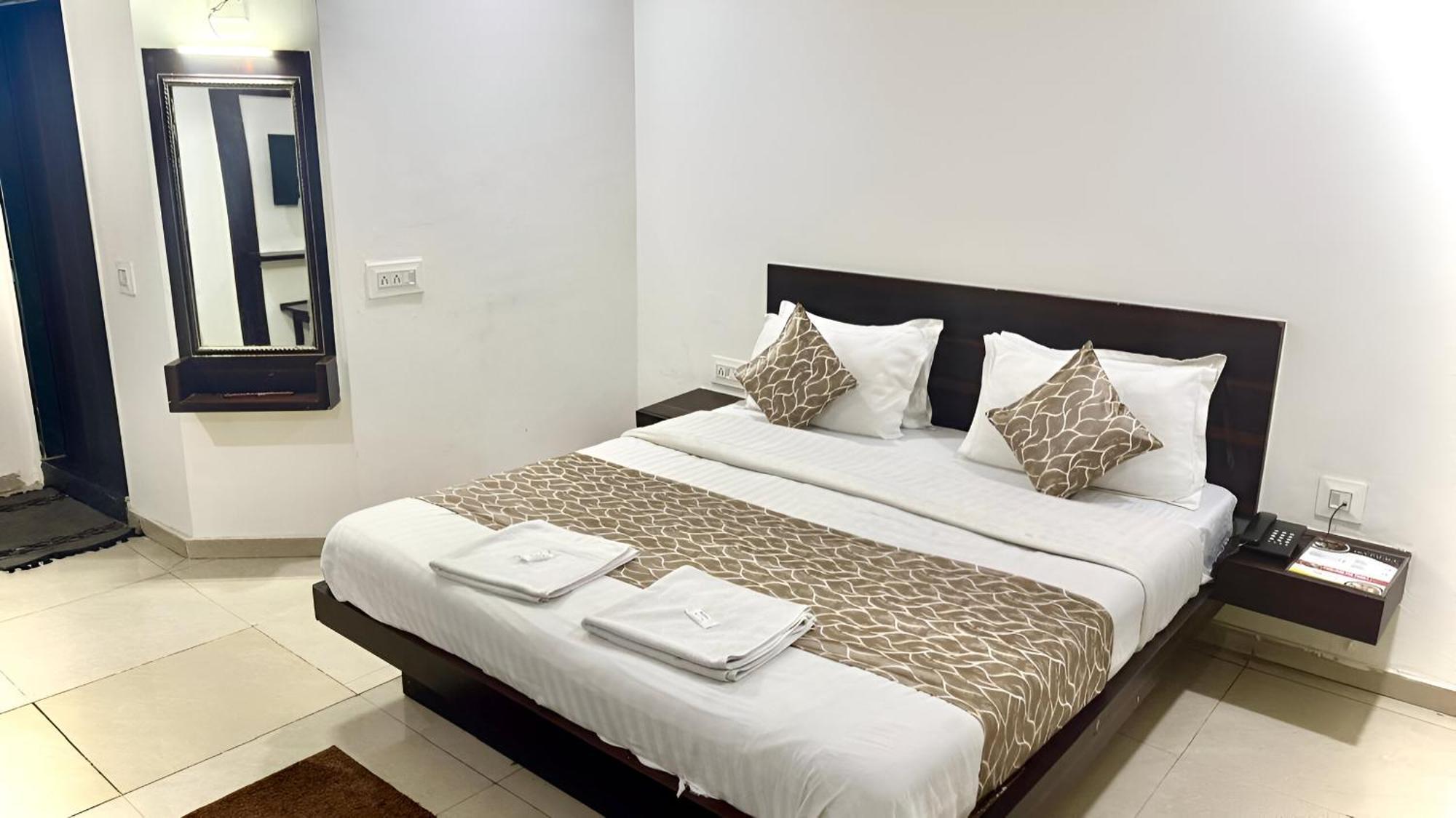Hotel Dev Palace Ahmedabad Buitenkant foto