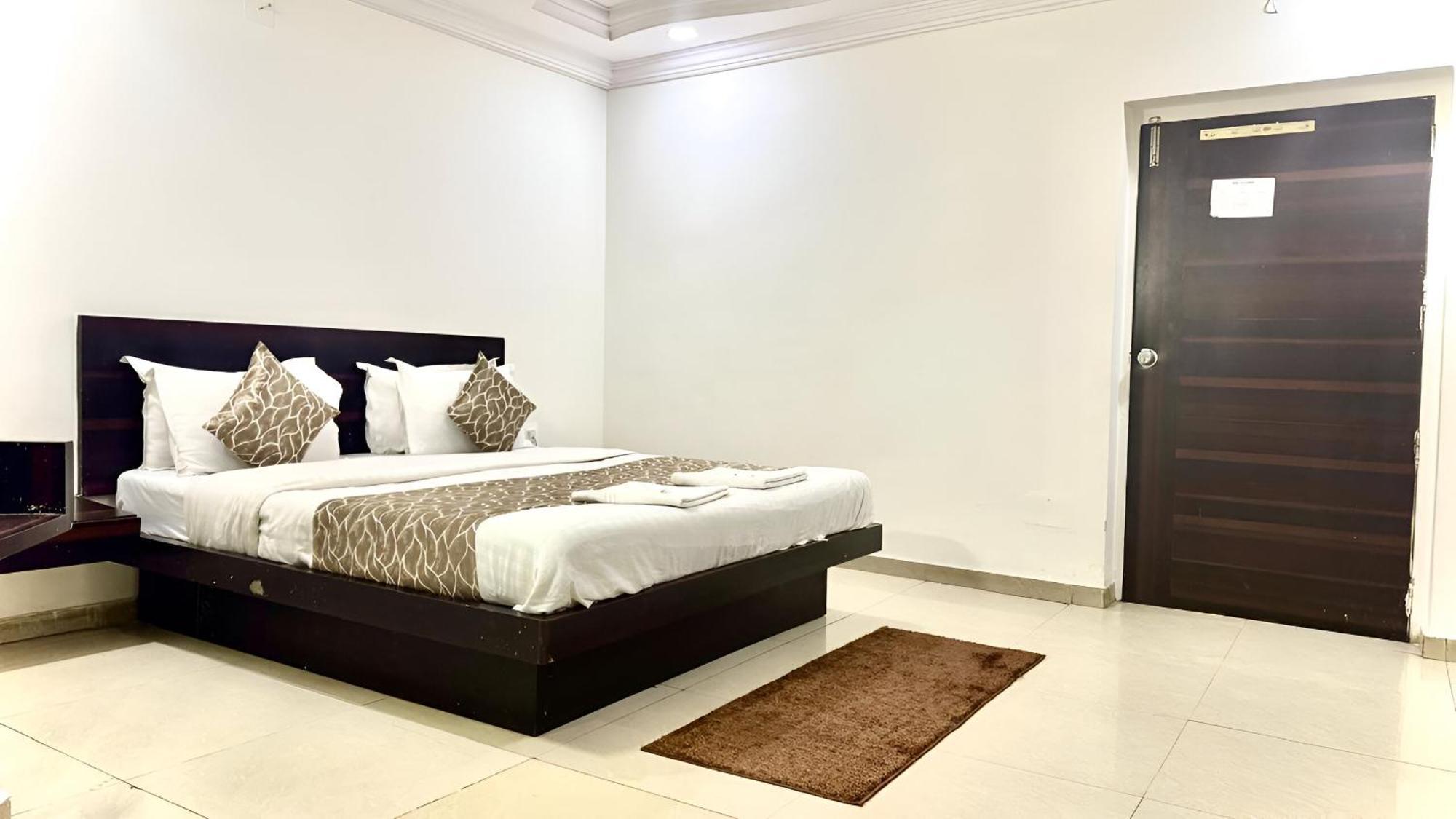 Hotel Dev Palace Ahmedabad Buitenkant foto