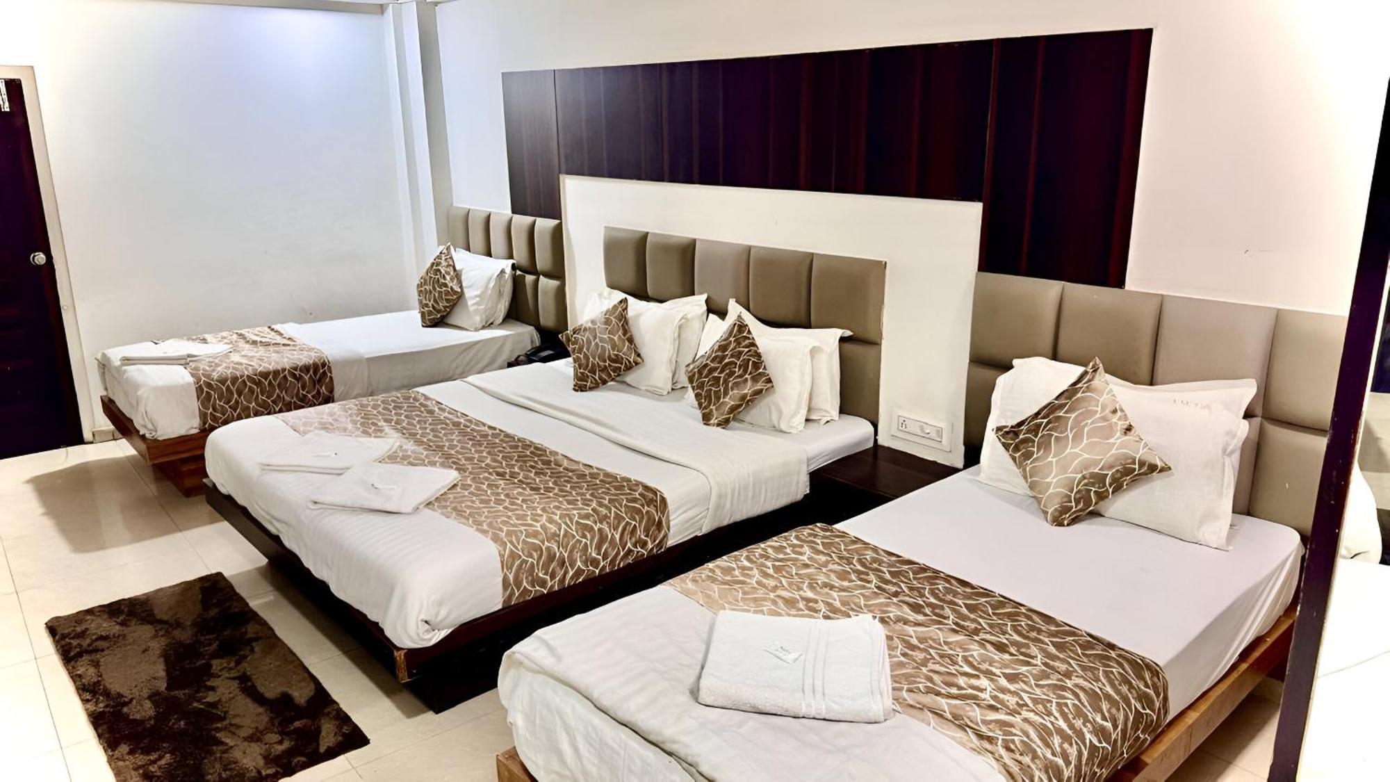 Hotel Dev Palace Ahmedabad Buitenkant foto