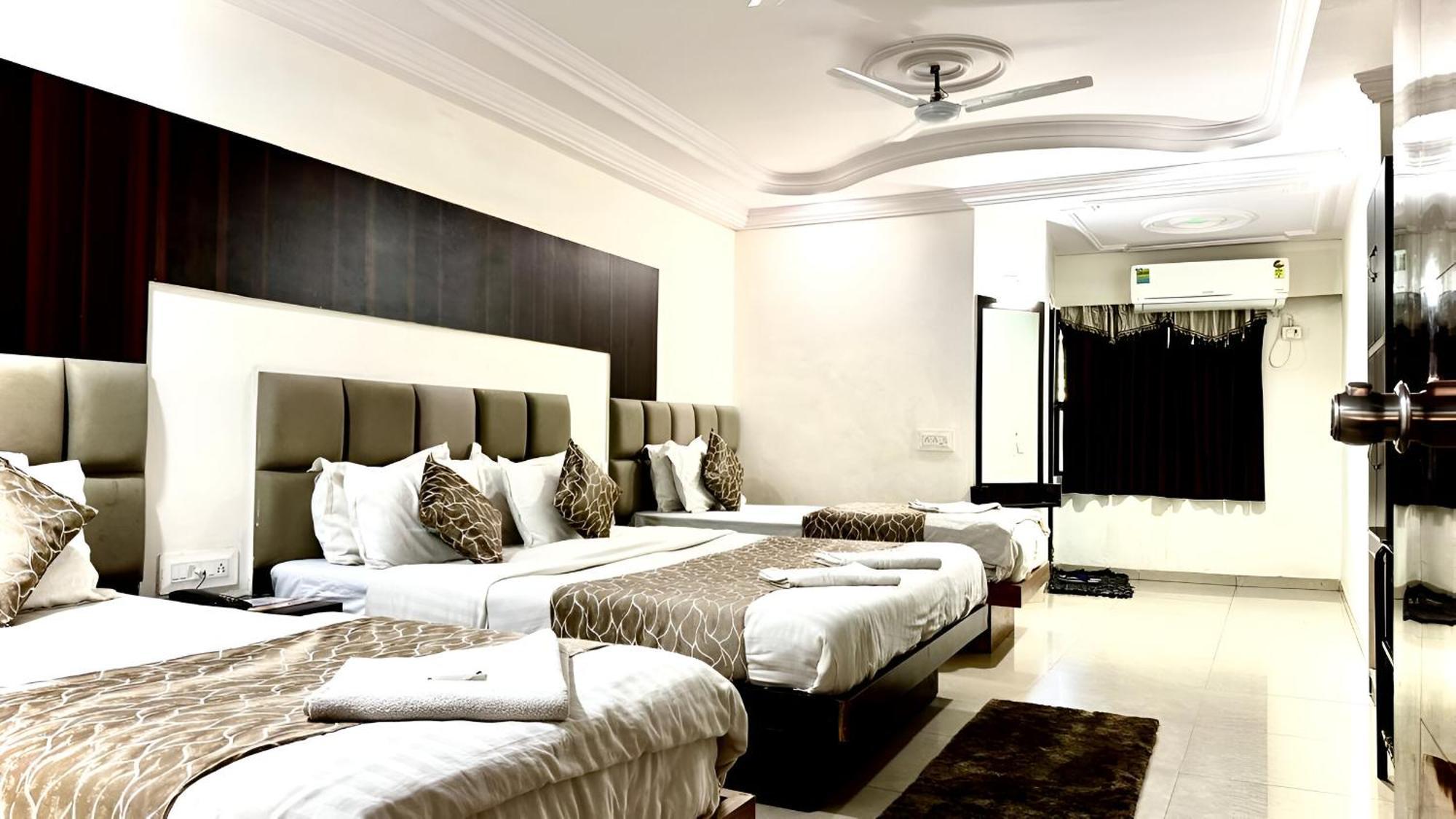 Hotel Dev Palace Ahmedabad Buitenkant foto